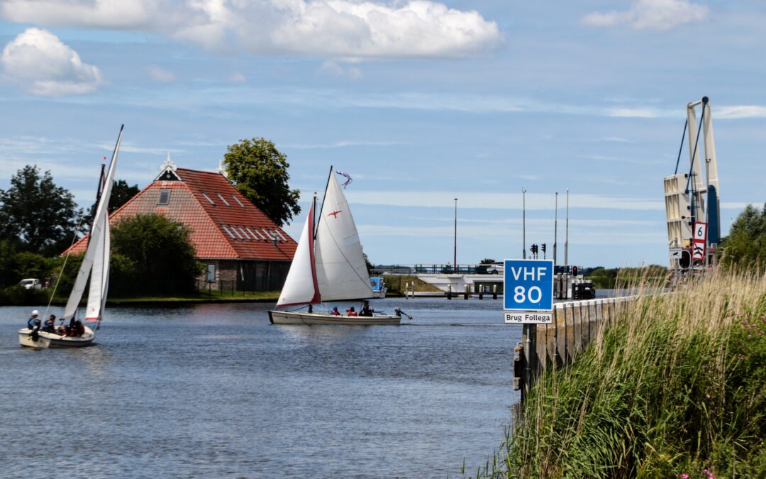 Zeilen met een valk vanaf je eigen woonboot in Friesland